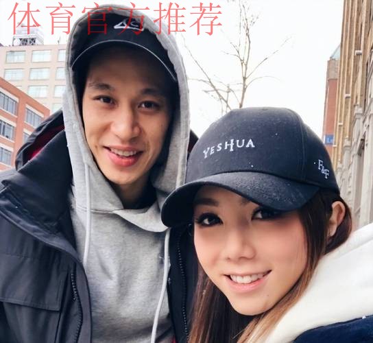 羡慕热巴的一天!阿贾现场观战 前后反穿专门露出男友名字与号码 羡慕热巴的一天!阿贾现场观战 前后反穿专门露出男友名字与号码